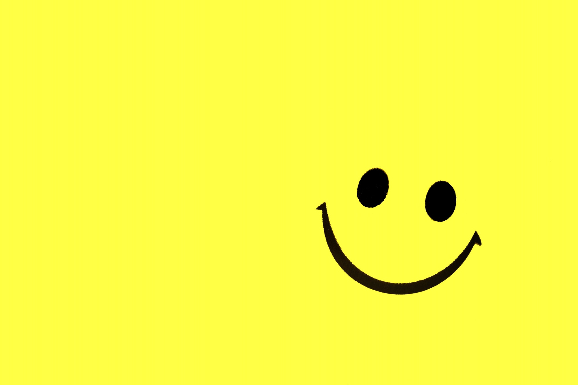 smiley sur fond jaune